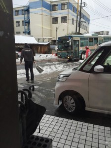 雪かき2人