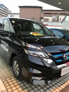 試乗車セレナ正面